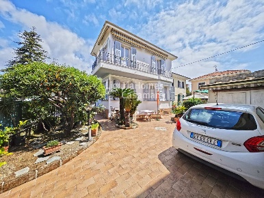 Foto Villa singola in Via Lagazzi, Bordighera Centro di 198 m² con 6 locali