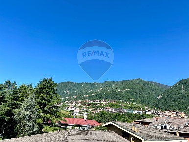 Foto Appartamento a Costa Volpino Centro di 105 m² con 4 locali in vendita