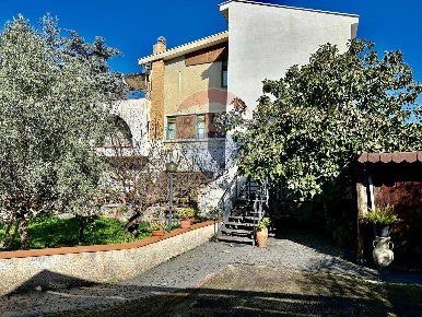 Foto Villa singola in Via Roma, Sant'Agata li Battiati di 310 m² in vendita