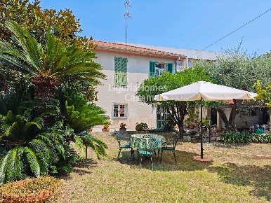Foto Villa singola in Via Girolamo Rossi, Bordighera Centro di 199 m²