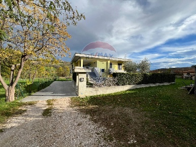 Foto Villa singola in Contrada Campanelle, Atessa di 261 m² con 8 locali