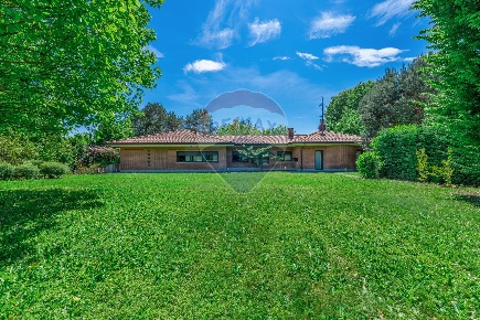 Foto Villa singola in via del seprio, Lomazzo Centro di 500 m² con 6 locali