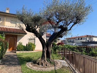 Foto Villa bifamiliare a Castelli Calepio Centro di 300 m² con 5 locali