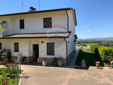 Foto Villa bifamiliare a Deruta Ponte Nuovo di 230 m² con 6 locali