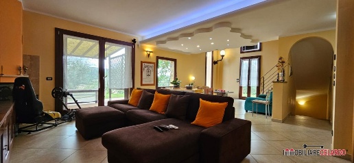 Foto Villa unifamiliare a Monteriggioni di 240 m² con 6 locali in vendita