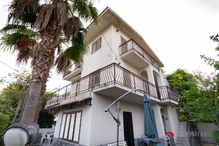 Foto Villa unifamiliare a Melito di Porto Salvo di 250 m² con 9 locali