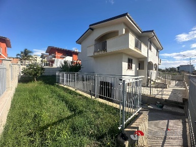 Foto Villa unifamiliare a Melito di Porto Salvo di 300 m² con 8 locali