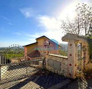 Foto Villa unifamiliare in VIA DEGLI ULIVI, Taormina di 370 m² in vendita
