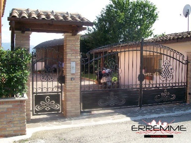 Foto Villa unifamiliare a Cepagatti Casoni di 363 m² con 13 locali