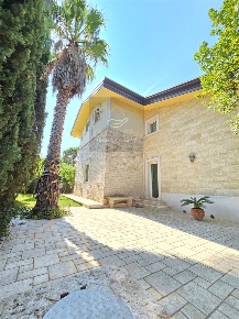 Foto Villa unifamiliare a Sannicandro di Bari di 350 m² con 10 locali
