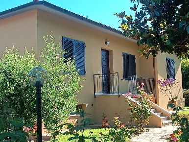 Foto Casa indipendente a Barga Centro di 250 m² con 10 locali in vendita