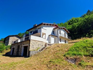 Foto Villa bifamiliare a Barga Fornaci Di Barga di 200 m² con 6 locali