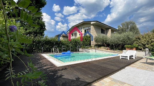 Foto Villa a schiera a Barga Centro di 95 m² con 4 locali in vendita