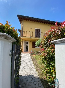 Foto Villa a schiera a Montignoso Centro di 150 m² con 10 locali in affitto