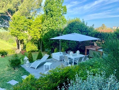 Foto Villa unifamiliare a Cerreto Guidi Centro di 370 m² con 9 locali