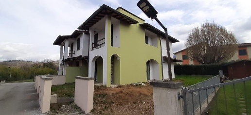 Foto Villa bifamiliare a Barga Centro di 120 m² con 5 locali in vendita