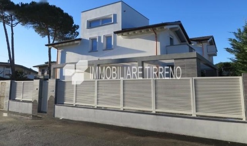 Foto Villa unifamiliare a Montignoso Marina Verde, Renella di 195 m²