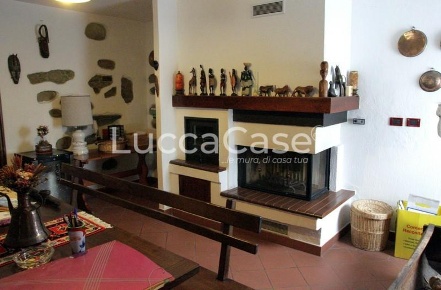 Foto Villa unifamiliare a Barga Centro di 400 m² con 17 locali in vendita