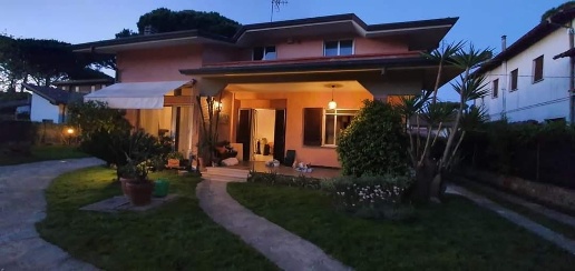 Foto Appartamento a Montignoso Cinquale di 125 m² con 6 locali in affitto