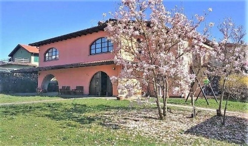 Foto Villa unifamiliare a Barga Centro di 400 m² con 9 locali in vendita