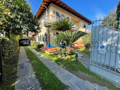 Foto Villa bifamiliare a Montignoso Cinquale di 180 m² con 6 locali