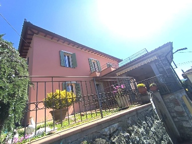 Foto Casa indipendente a Barga Albiano di 230 m² con 7 locali in vendita