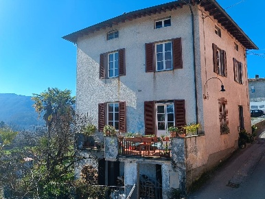Foto Casa indipendente a Barga Filecchio di 300 m² con 8 locali in vendita