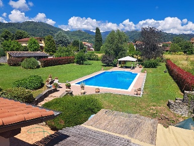 Foto Villa unifamiliare a Barga Centro di 260 m² con 12 locali in vendita