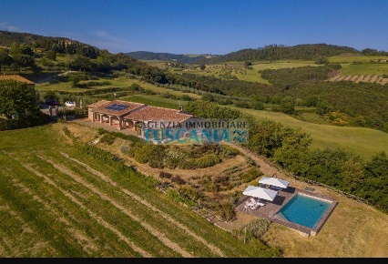 Foto Villa unifamiliare a Volterra Centro di 400 m² con 16 locali