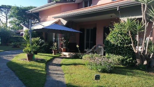 Foto Villa bifamiliare a Montignoso Cinquale di 125 m² con 4 locali