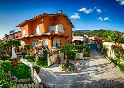 Foto Villa bifamiliare a Montignoso Debbia, Cervaiolo di 280 m² in affitto