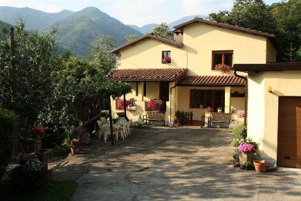 Foto Casa indipendente a Barga di 210 m² con 8 locali in vendita