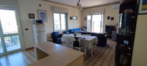 Foto Appartamento a Giardini-Naxos Centro di 106 m² con 5 locali in vendita