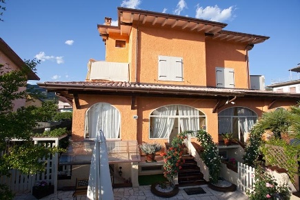 Foto Villa bifamiliare a Montignoso Debbia, Cervaiolo di 280 m² in affitto