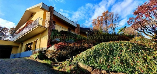 Foto Villa unifamiliare a Castelletto sopra Ticino di 255 m² con 12 locali