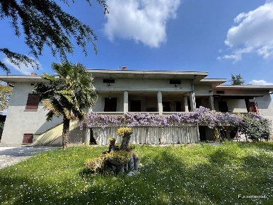 Foto Villa unifamiliare in Via G Picelli, Traversetolo Centro di 1950 m²