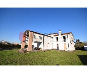Foto Villa unifamiliare a Campolongo Maggiore di 280 m² con 9 locali