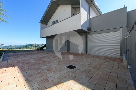 Foto Villa unifamiliare in Via F.lli Cervi, Castelnovo ne' Monti di 200 m²