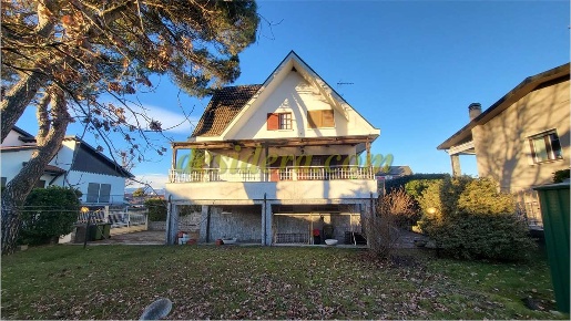 Foto Villa unifamiliare a Castelletto sopra Ticino di 228 m² con 6 locali