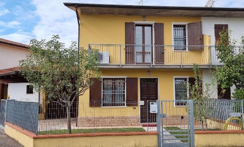 Foto Villa bifamiliare in Strada Statale Goitese 299, Goito Centro