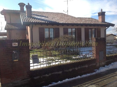 Foto Villa unifamiliare a Castelletto sopra Ticino di 410 m² con 10 locali