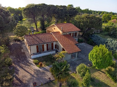 Foto Villa unifamiliare a Foiano della Chiana di 245 m² con 8 locali