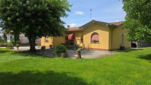 Foto Villa unifamiliare in Piazza San pio X, Goito Cerlongo di 470 m²