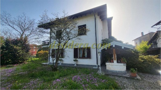 Foto Villa unifamiliare a Castelletto sopra Ticino di 287 m² con 9 locali