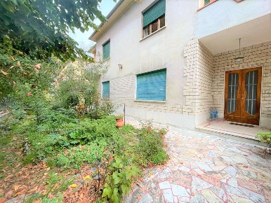 Foto Villa bifamiliare a Foiano della Chiana di 234 m² con 10 locali