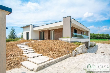 Foto Villa unifamiliare in via Pier delle Vigne, Magnago Centro di 360 m²
