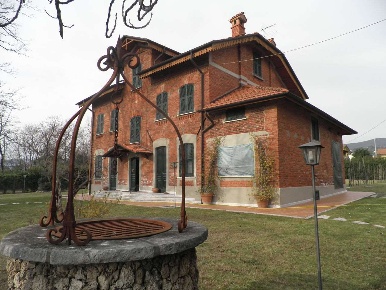 Foto Villa unifamiliare a Santo Stefano di Magra di 250 m² con 11 locali