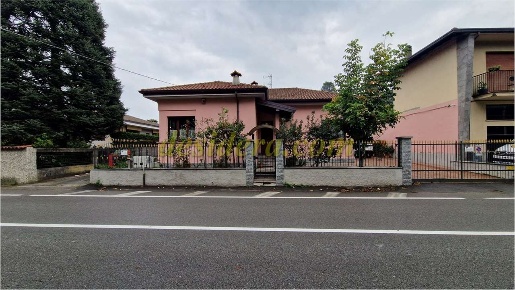 Foto Villa unifamiliare a Castelletto sopra Ticino di 540 m² con 7 locali