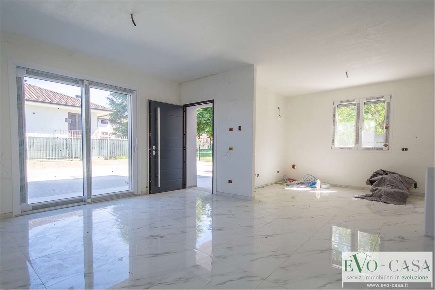 Foto Villa bifamiliare in via Cadorna 47, Magnago Centro di 160 m²