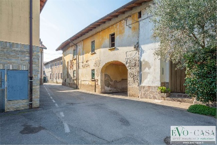 Foto Appartamento in via d'Azeglio 4, Magnago Centro di 186 m² con 9 locali